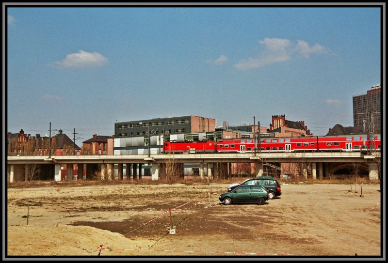 Eine 143 fhrt mit einem Regionalzug ber die Stadtbahn Richtung Hauptbahnhof.