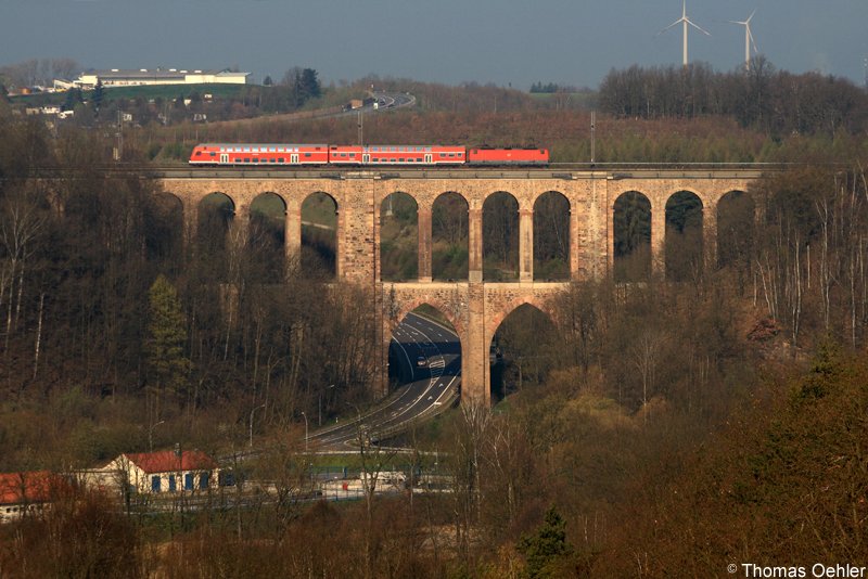 Eine 143 mit dem RB 17499 fhrt in der Morgensonne des 12.04.07 ber den Diedenhainer Viadukt in Waldheim.