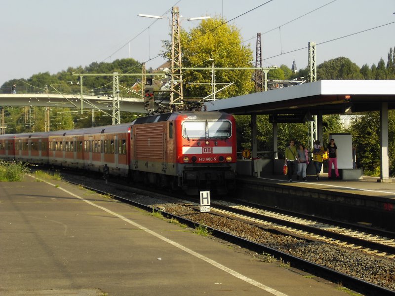Eine 143 Mit ihrem S-Bahnzug nach Mnchengladbach fehrt in W-Oberbarmen ein.