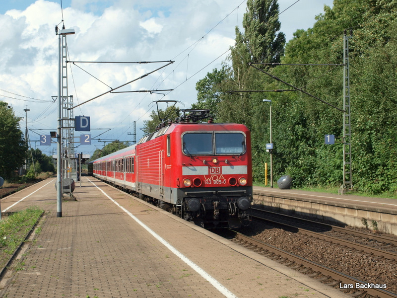 Eine 143 mit neuer Werbung! 143 805-0 steht am 30.07.09 mit der RB 21225 nach Hamburg-Altona und der Werbung f�r das Wacken-Open-Air Festival (Gr��tes Heavy-Metal Festival der Welt!) bei Itzehohe in Elmshorn zur Abfahrt Richtung Tornesch bereit.