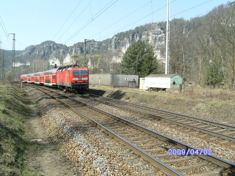 Eine 143 in Rathen vor der Kulisse der Bastei mit der S-Bahn nach Meissen Triebischtal am 2.April 2009