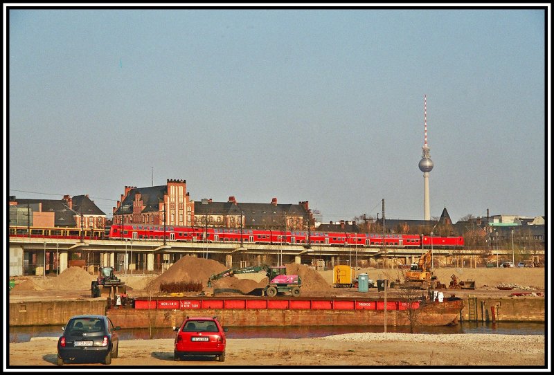 Eine 143 schiebt einen Regionalzug ber die Stadtbahn Richtung Hauptbahnhof. Auf dem Fernsehturm spiegelt sich durch die Sonne ein Kreuz.