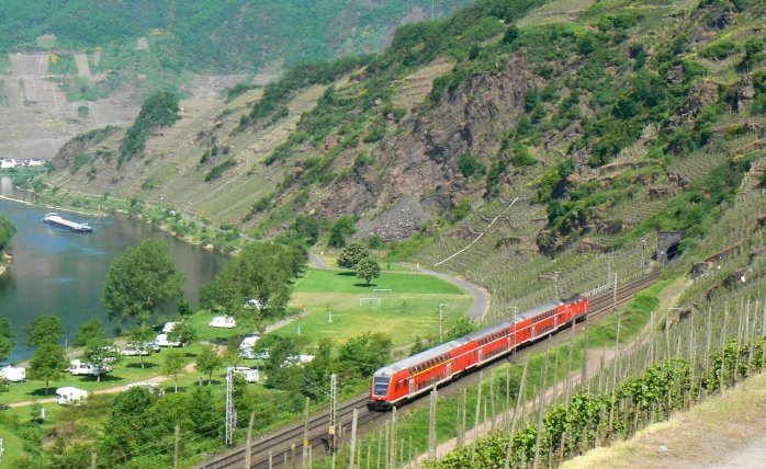 Eine 143 schiebt ihre Doppelstockgarnitur Richtung Trier. Gerade hat sie den Petersberg-Tunnel bei Neef verlassen und startet ein Wett lauf  mit einem Binnenfrachtschiff, dass in krze die Schleuse passieren muss.