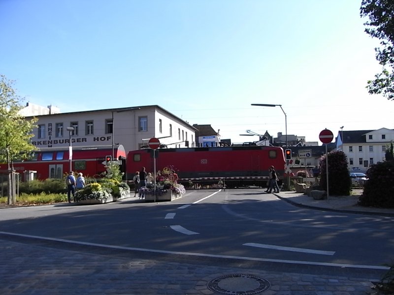 Eine 143 zieht einen RE am 23.9.09 durch Bingen Richtung Koblenz.