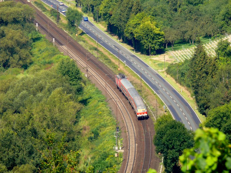 Eine 143 zieht den RE richtung Karlstadt! Fotographiert wurde dieses Foto aus einem Weinberg heraus, 19.08.2009