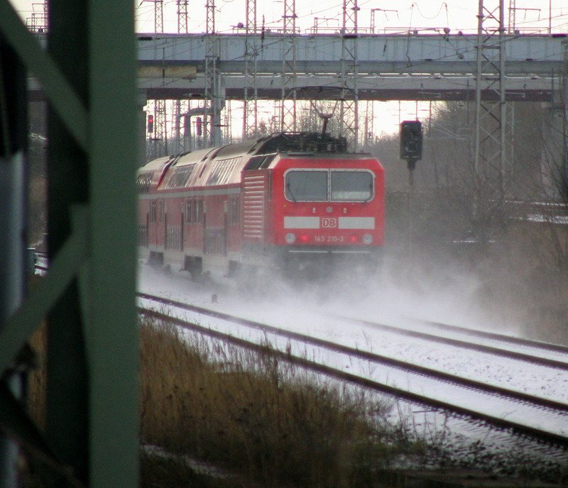 Eine 143210-3 auf dem Weg von Stralsund nach Sassnitz