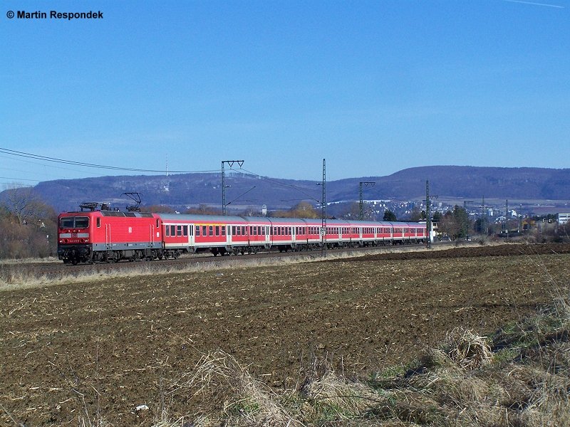 Eine 143er ist mit einem RegionalExpress untergwes nach Stuttgart Hbf. Hier bei Aalen am 3.Februar 2008