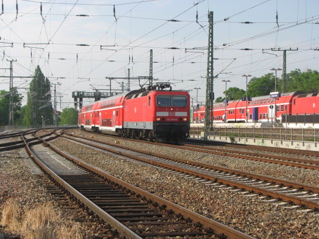 Eine 143er mit RE von Leipzig komment hhe S-Bahnhaltepunkt Dresden-Freibergerstrae.05.06.07.