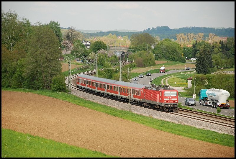 Eine 143er ist unterwegs nach Stuttgart Hbf. Aufgenommen am 05.05.08 bei Mgglingen.