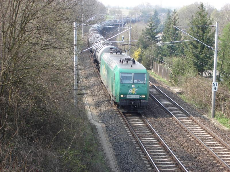 Eine 145 der Rail4Chem mit einem Kesselwagenzug in Bad Sulza Richtung Naumburg.