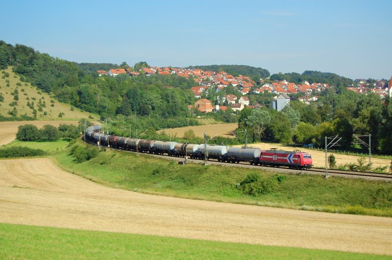 Eine 145er, vrmtl. 145-CL 011, zieht am 01.08.07 einen Kesselwagenzug die Filsbahn Richtung Stuttgart hinauf, hier in Hhe Urspring, in der Nhe von Ulm, aufgenommen.