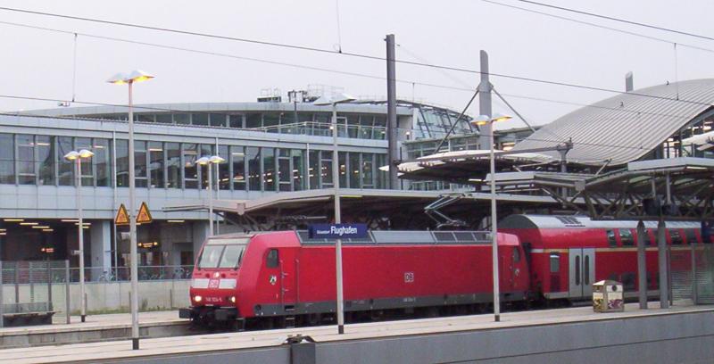 Eine 146 mit einem 5-Teiligen Doppelstockverband des RE 6 bei der Ausfahrt von Dsseldorf Flughafen. Grade auf dem Weg nach D´dorf Hbf