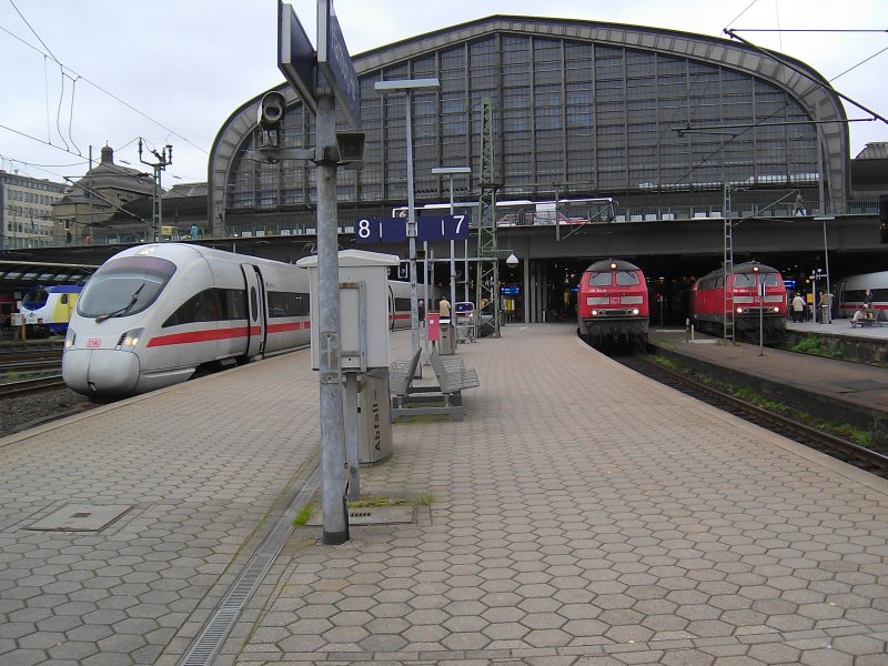 Eine 146 mit ihrem ME, ein ICE-T nach Mnchen Hbf, eine 218 mit RE nach Lbeck Hbf, eine weitere 218 mit RB aus Ahrensburg und noch ein ICE-T aus Mnchen Hbf (von links) im Hamburger Hbf. 24.10.07.