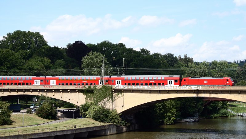 Eine 146 berquert mit einem Regionalzug nach Ulm bei Stuttgart Bad Canstatt den Neckar, 05.08.08.