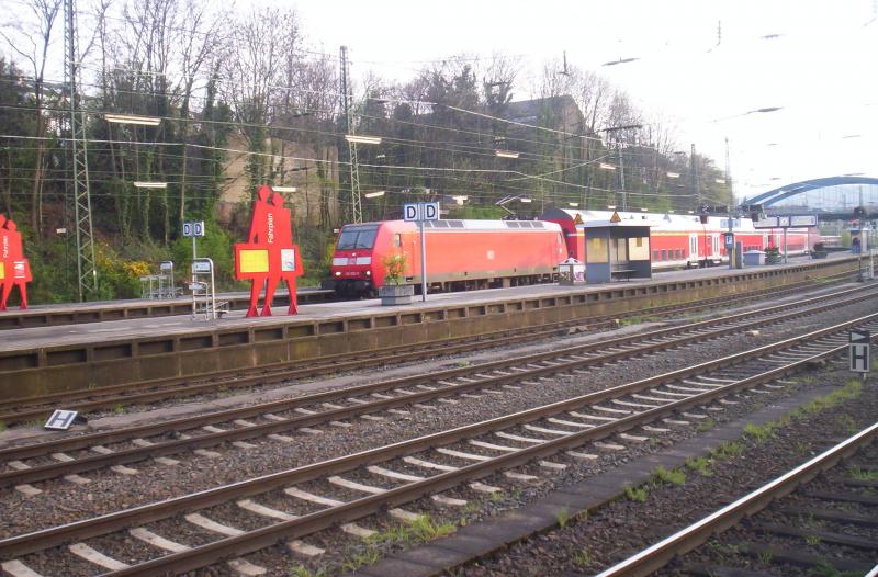 Eine 146 unbekannter Nummer wird als RE1 nach Hamm(Westf) in Aachen Hbf bereit gestellt. 19.05.2005
