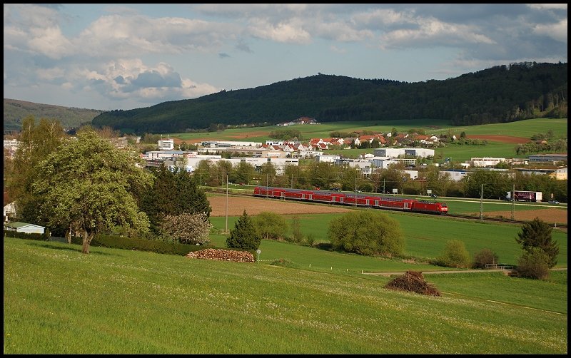 Eine 146er ist mit einem RegionalExpress auf der Fahrt von Aalen nach Stuttgart Hbf. Aufgenommen bei Aalen-Essingen.