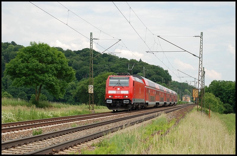 Eine 146er ist mit einem Regionalzug in Richtung Stuttgart unterwegs. Aufgenommen am 14.Juni 2008 bei Halzhausen.