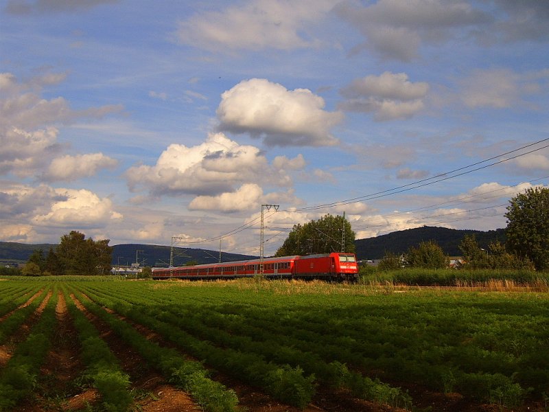 Eine 146er schiebt am 11.07.07 einen RegionalExpress von Stuttgart HBF nach Aalen, hier in Hhe Aalen-Essingen aufgenommen.