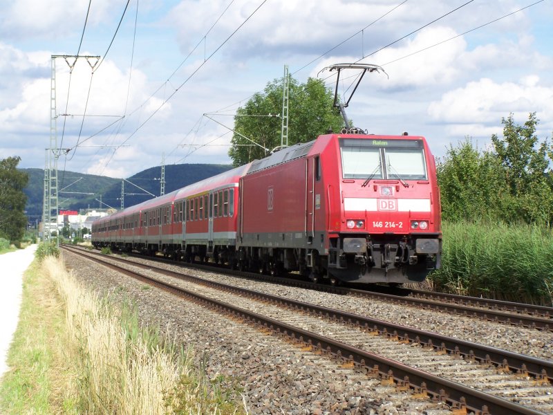 Eine 146er vor den Toren Aalens, kurz vor der Einfahrt in den Bahnhof Aalen. Hier auf dem Bild: Br.146 214-2 mit einem RE-Zug von Stuttgart Hbf nach Aalen. Aufgenommen am 11.Juli 2007