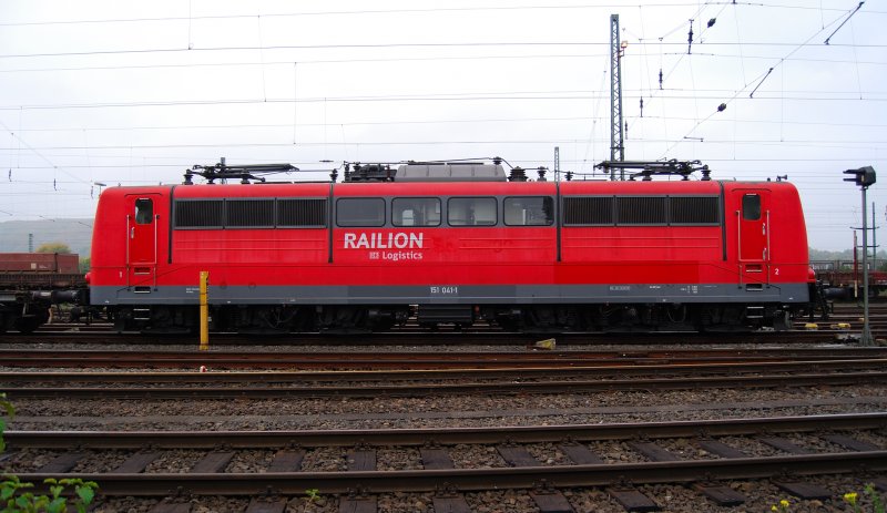 Eine 151 041-1 steht auf dem ehemaligen Containerbahnhof Hagen. Das Bild entstand am 13.10.2007. Eigentlich schade das diese 6achser langsam aussterben.