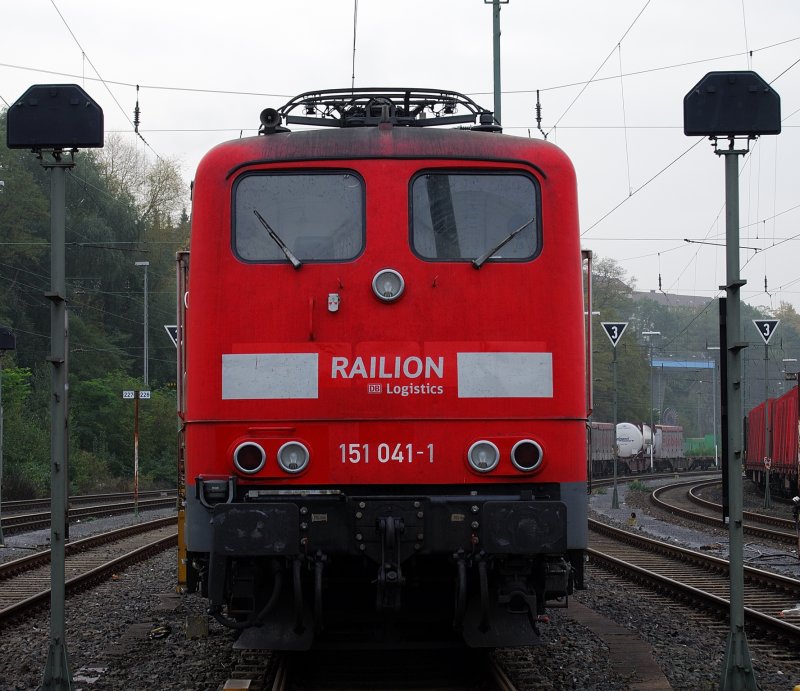 Eine 151 041-1 steht auf dem ehemaligen Containerbahnhof Hagen. Das Bild entstand am 13.10.2007.