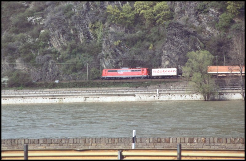 Eine 151, mit dem neuen Railion-Logo, fhrt mit einem Containerzug richtung Norden. Fotografiert vom Haltepunkt Boppard-Hirzenach.
