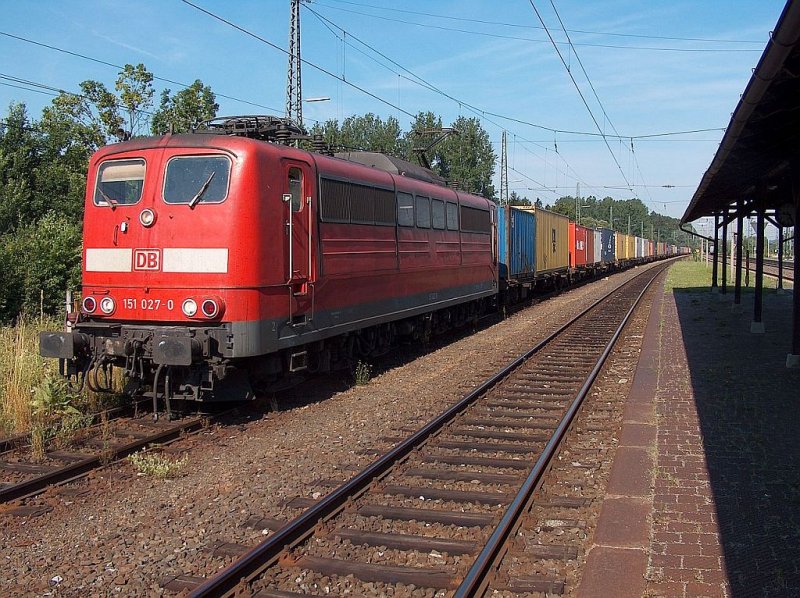 eine 151 vor einem Containerzug im Bahnhof von Hochstadt, ein wichtiger Bahnknotenpunkt, trennen sich doch hier die Strecken nach Kulmbach Hof und Saalfeld Berlin KBS 840 und KBS 850