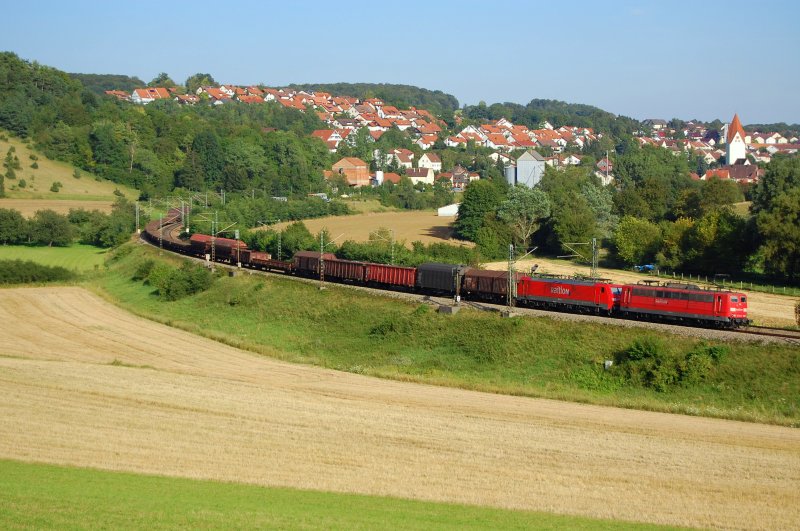 Eine 151er und eine 189er ziehen am 01.08.07 einen gemischten Gterzug die Filsbahn in Richtung Stuttgart hinauf, hier in Hhe Urspring aufgenommen.