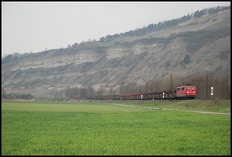 Eine 151er ist mit ihrem Gterzug unterwegs in Richtung Wrzburg. Aufgenommen am 05.04.08 in Thngersheim.