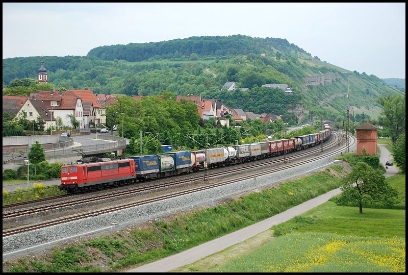 Eine 151er zieht ihren Gterzug in Richtung Gemnden. Aufgenommen im Mai 2008 bei Retzbach-Zellingen.