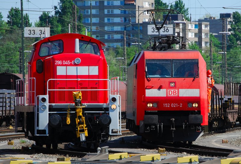 Eine 152 021-2 steht in Warteposition neben einer V296 045-8. Das Foto entstand am 01.05.2007 auf dem Rangierbahnhof Hagen-Vorhalle