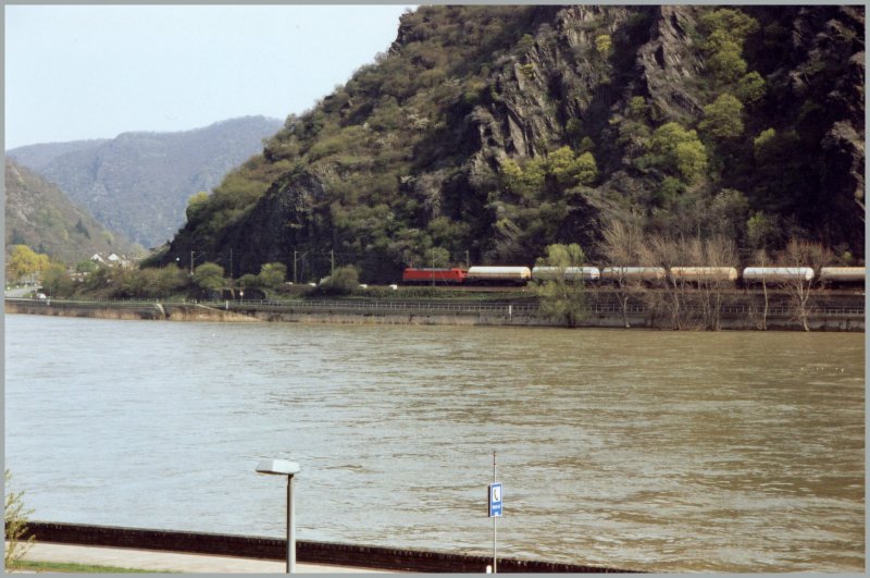 Eine 152 bingt im April 2006 einen Gaszug richtung Kln.
Aufgenommen von der Straenbrcke in Boppard-Hirzenach.