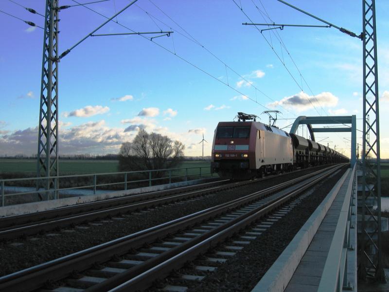 Eine 152 mit einem Sandzug in Calbe/Saale Ost
