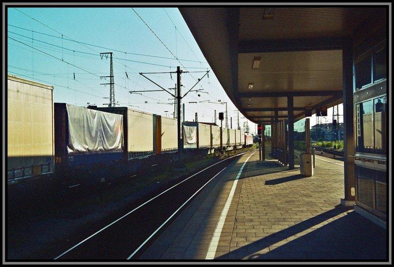 Eine 152 wartet an einem Sommerabend im Sommer 2006 auf die Weiterfahrt. Aufgenommen in N�rnberg Hbf.
