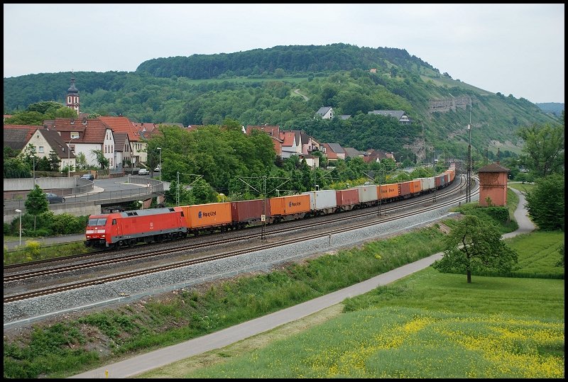 Eine 152er ist mit einem Containerzug unterwegs in Richtung Gemnden. Aufgenommen im Mai 2008 in Retzbach-Zellingen.