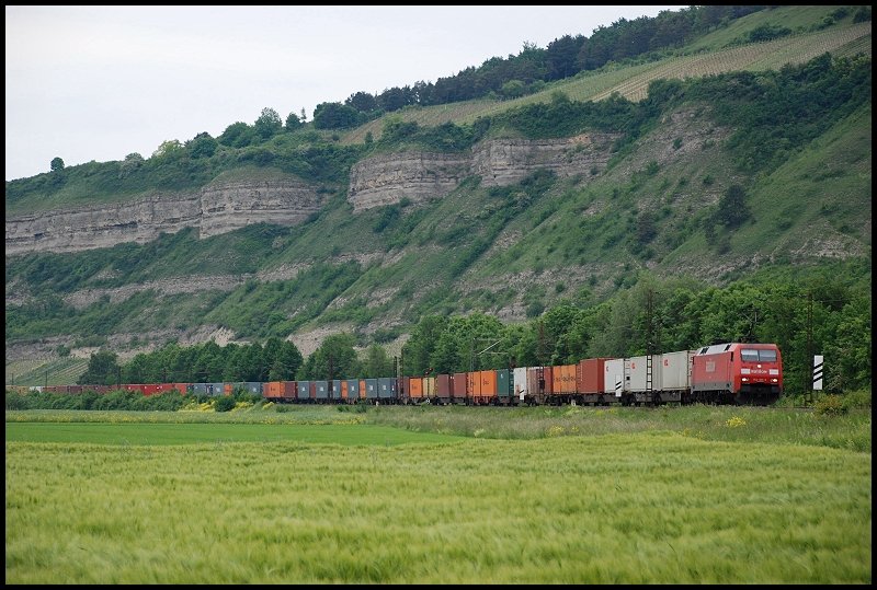 Eine 152er ist mit einem Containerzug unterwegs in Richtung Wrzburg. Aufgenommen im Mai 2008 bei Thngersheim.