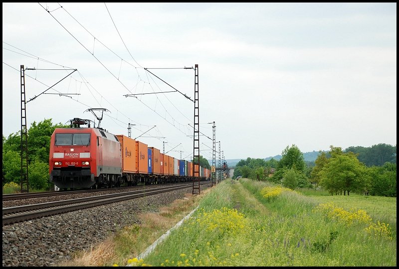 Eine 152er ist mit einem Containerzug in Richtung Gemnden unterwegs. Aufgenommen im Mai 2008 bei Thngersheim.
