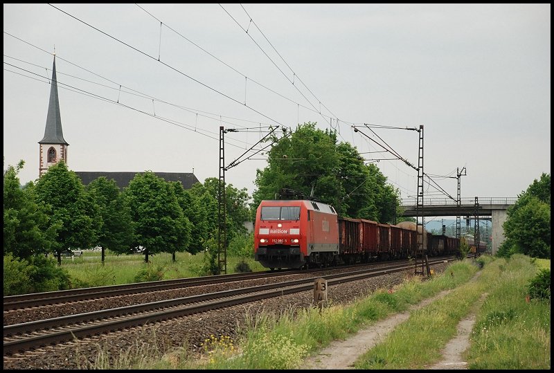 Eine 152er ist mit einem Gterzug in Richtung Gemnden unterwegs. Aufgenommen im Mai 2008 in Thngersheim.