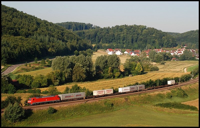 Eine 152er ist mit einem Gterzug in Richtung Ulm unterwegs. Aufgenommen im Juli 2008 bei Lonsee.