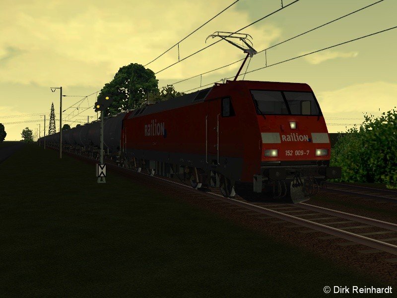 Eine 152er zieht einen Kesselwagenzug nach Offenburg.