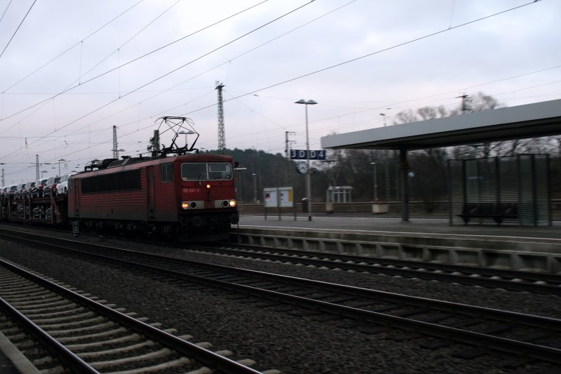 Eine 155 241-3 bei der Durchfahrt durch Eichenberg am 28.12.2007.