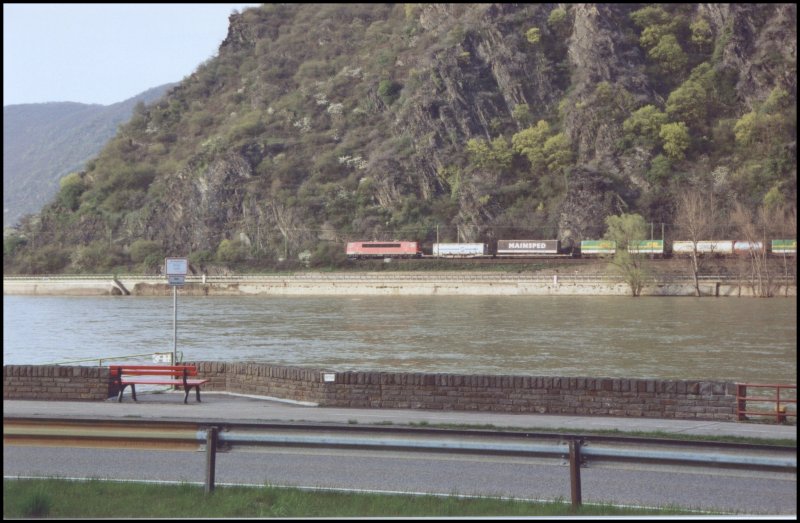 Eine 155 bringt im April 2006 einen KLV-Zug richtung Kln. Aufgenommen vom Haltepunkt Boppard-Hirzenach.