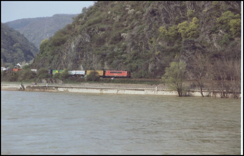 Eine 155 bringt im April einen Gterzug des kombinierten Ladungsverkehrs ber die Rheinstrecke nach Basel. Aufgenommen bei Boppard-Hirzenach.