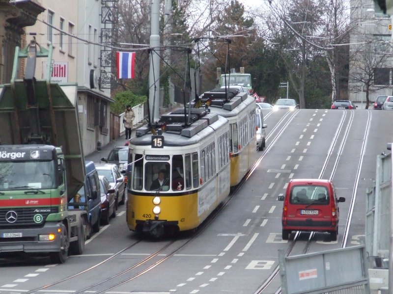 Eine 15er kommt am Eugensplatz von Ruhbank in Richtung Stammheim herunter. Die Steigung nach Ruhbank hat stellenweise bis zu 8% Gef�lle... (04.12.2007)