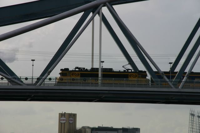 Eine 1700 berquert die Rheinbrcke in Nijmegen; 10.03.2007