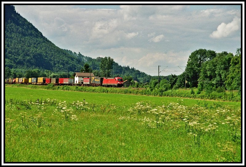 Eine 182 bringt einen Kombizug von Mnchen zum Brennerpass. Aufgenommen bei Niederaudorf.