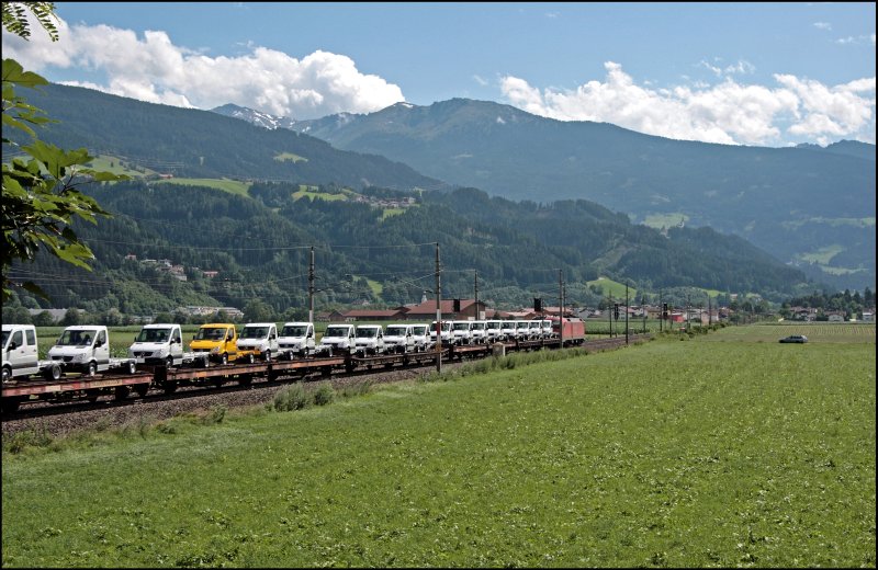 Eine 182er bringt einen Ganzzug mit Mercedes-Sprintern von Deutschland nach Italien. (08.07.2008)

