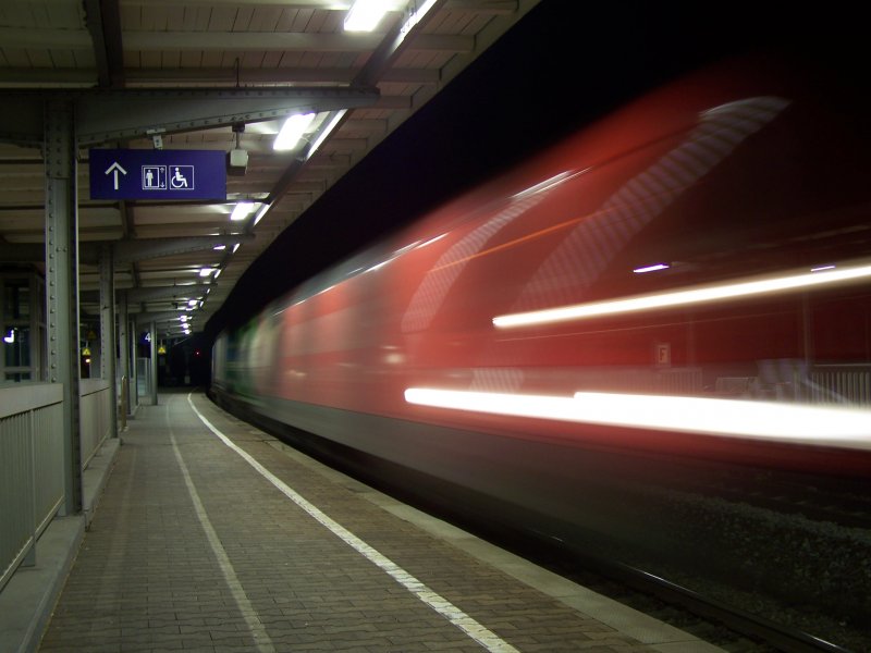 Eine 182er fuhr am 3.August 2007 mit einem Gterzug GZ durch den Bahnhof Stuttgart-Untertrkheim.