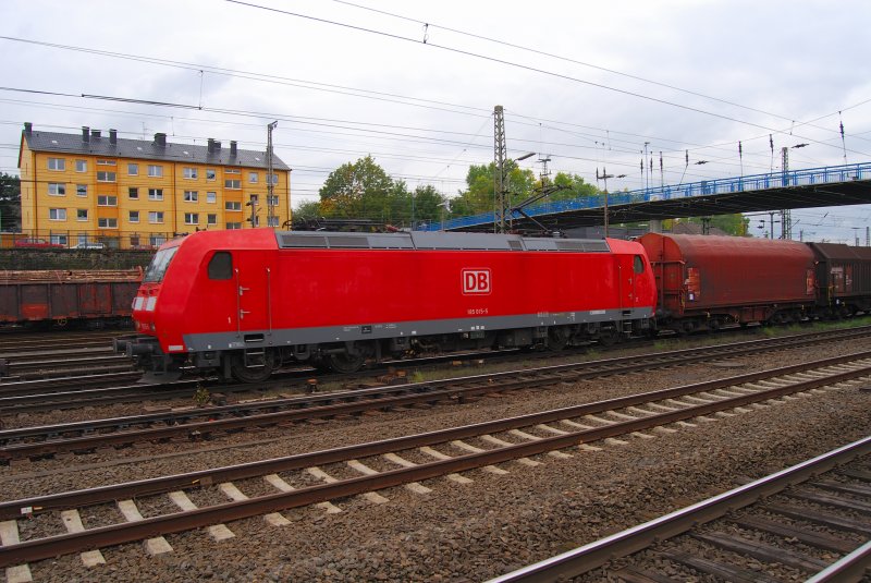 Eine 185 015-5 zieht einen gerade zusammen gestellten Gterzug aus dem Rangierbahnhof Hagen-Vorhalle.