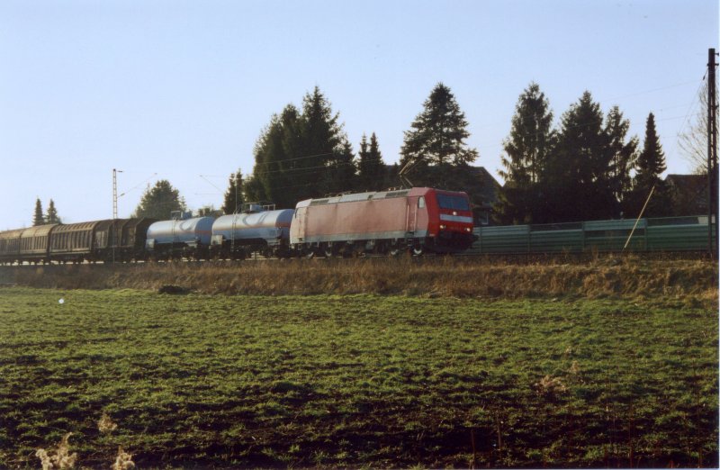 Eine 185 bringt im April 2006 einen Gterzug aus dem Ruhrgebiet zur Kste. Aufgenommen bei Haltern am See.